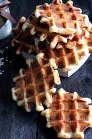 belgische-waffeln-knusprig-goldbraun-dessert