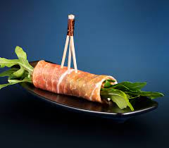 prosciutto-rollchen-rucola-schwarzer-teller